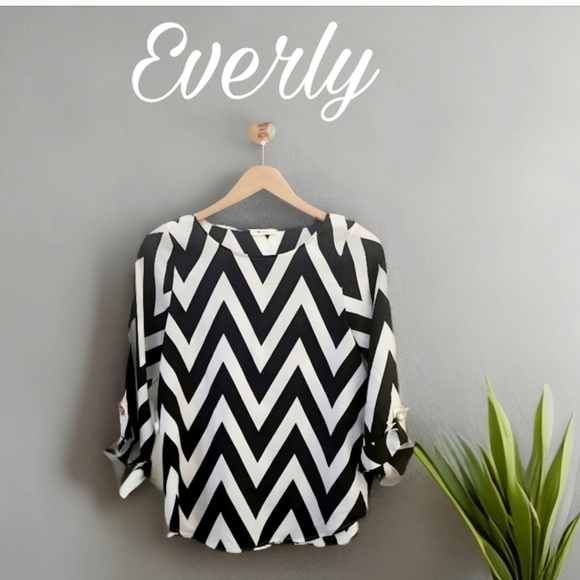 πΏEverly Chevron Women's Small Cropped Sleeve Black and White Blouse - Picture 7 of 11